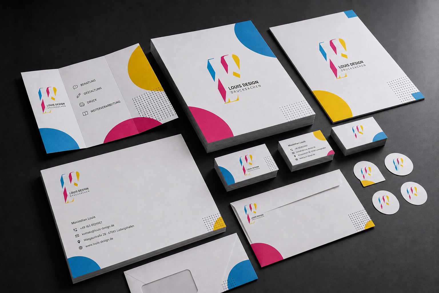 Flyer, Visitenkarten und Briefpapier mit dem Louis Design Logo und den Firmendaten